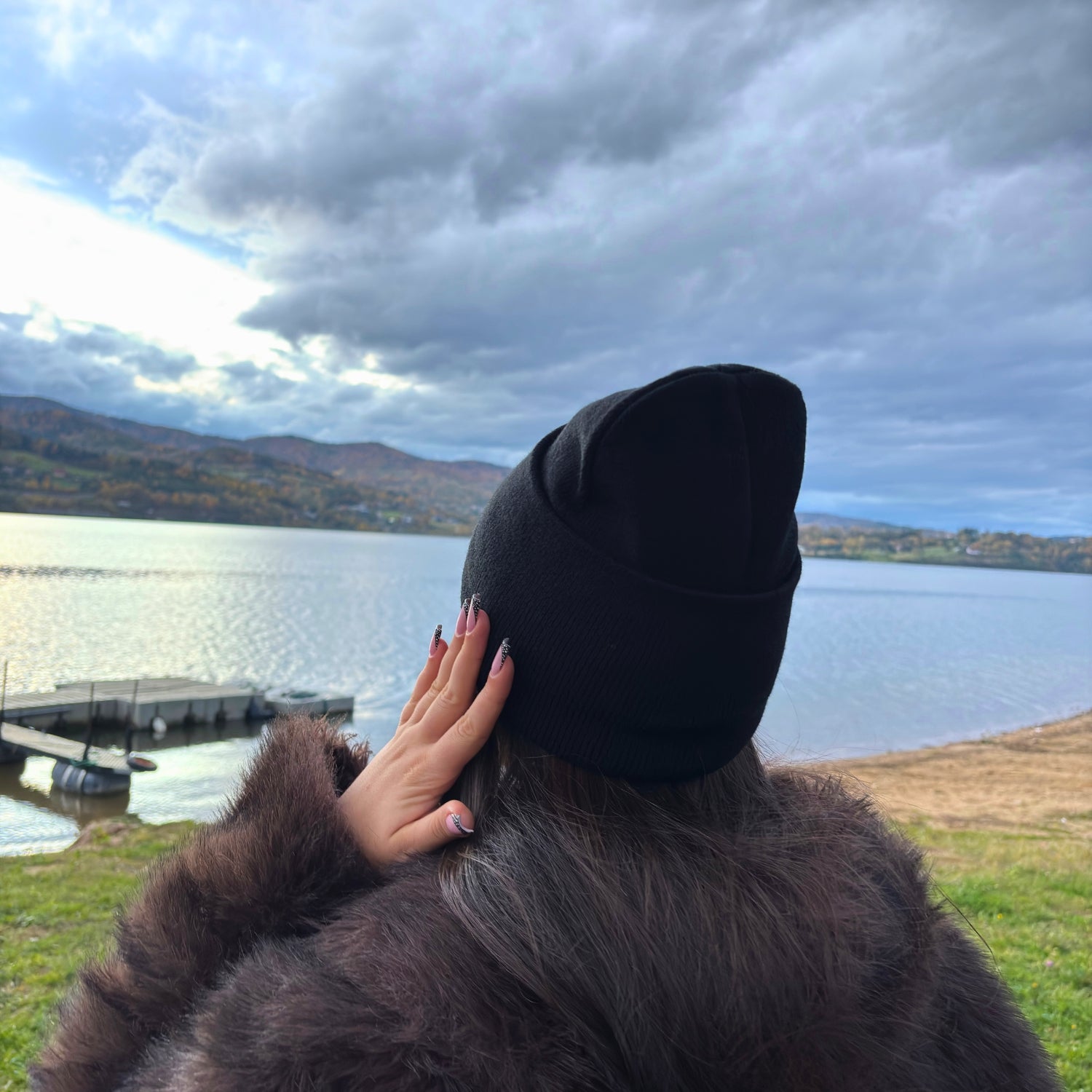 Czarna Zimowa Czapka z Satynową Podszewką - Koniec z Puszącymi Włosami